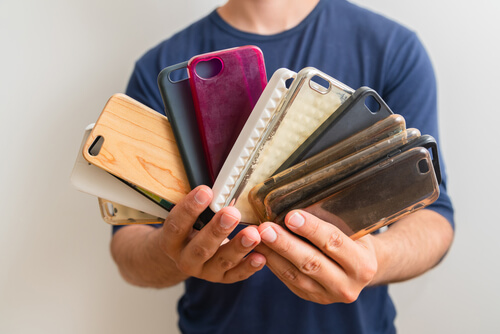 אדם מתלבט איזה מגן לפלאפון לקחת